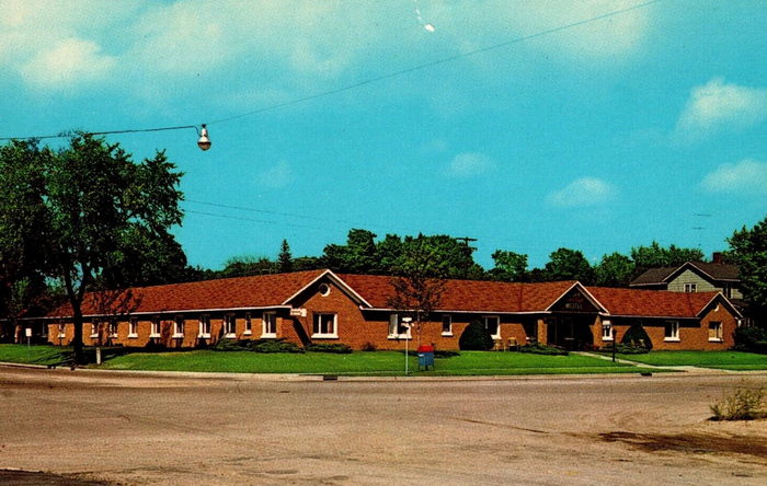 Ludington Beach House (Millers Lakeside Resort, Millers Lakeside Motel) - Old Postcard